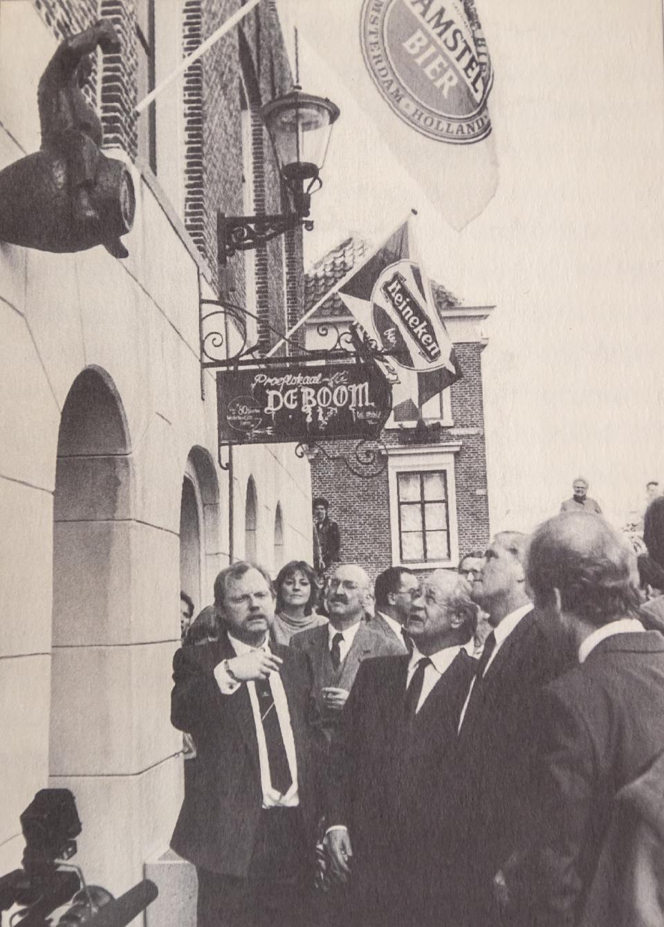 Oude foto van de mensen die bij proeflokaal de boem staan