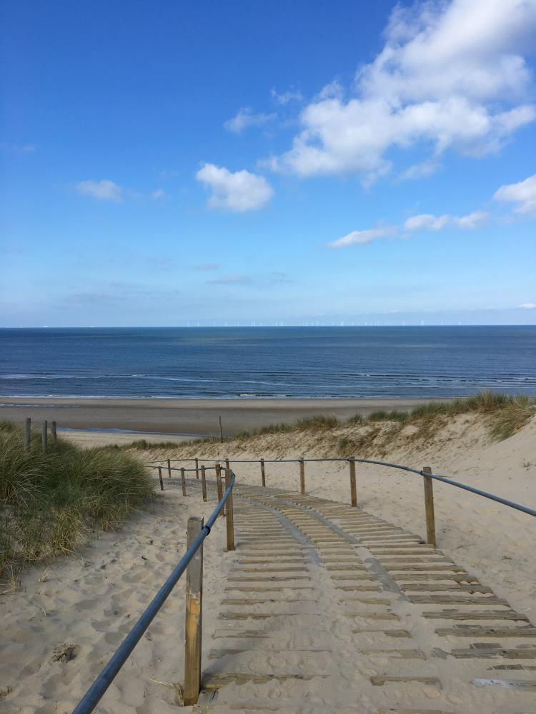 strand aan de noordzee met blauwe lucht