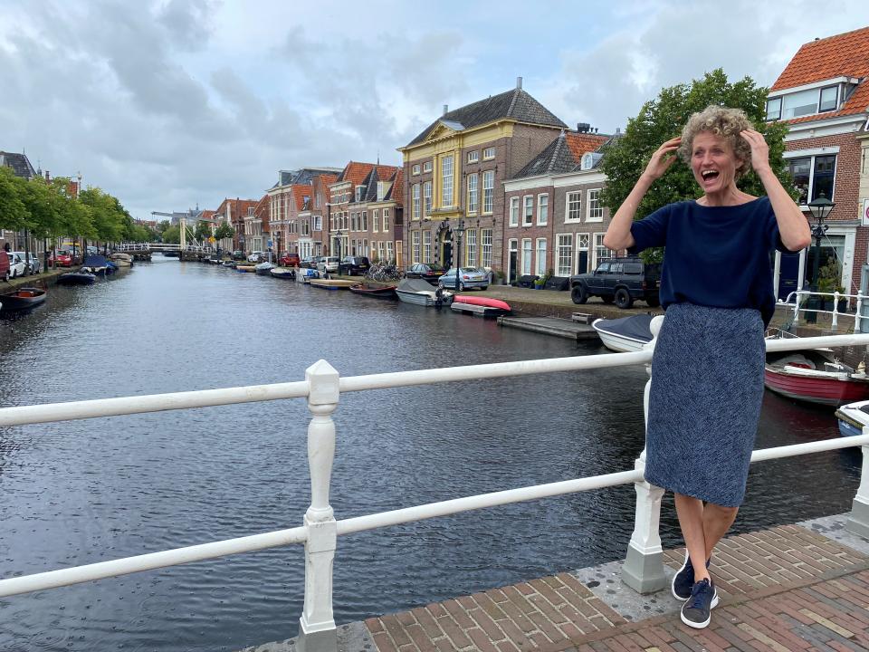 Daphne op een brug op de gracht in Alkmaar