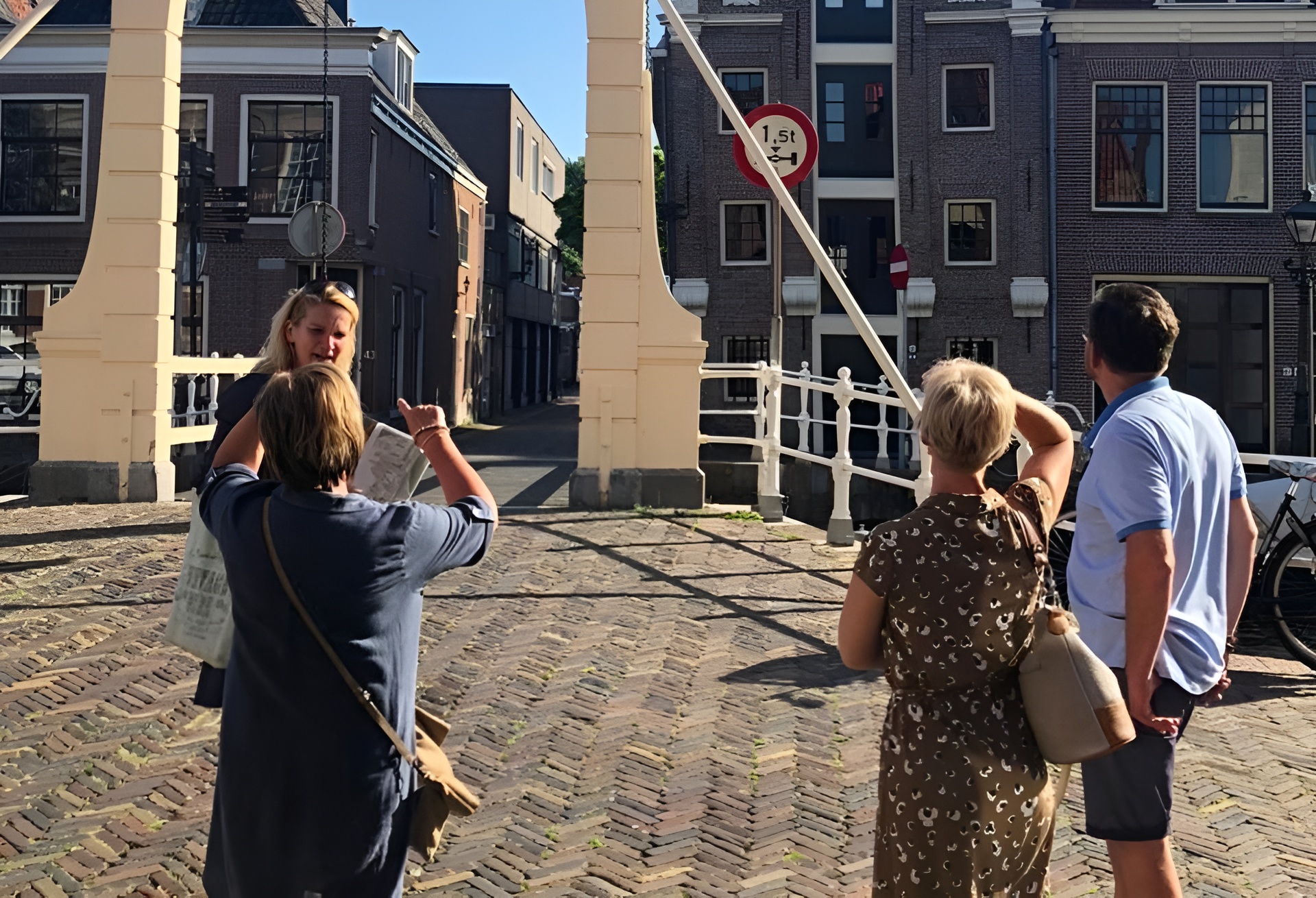 Gids Alexandra geeft uitleg over Alkmaar