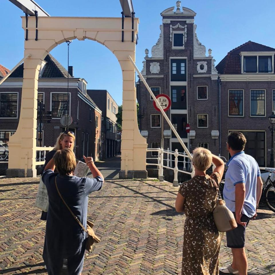 Gids Alexandra geeft uitleg over Alkmaar