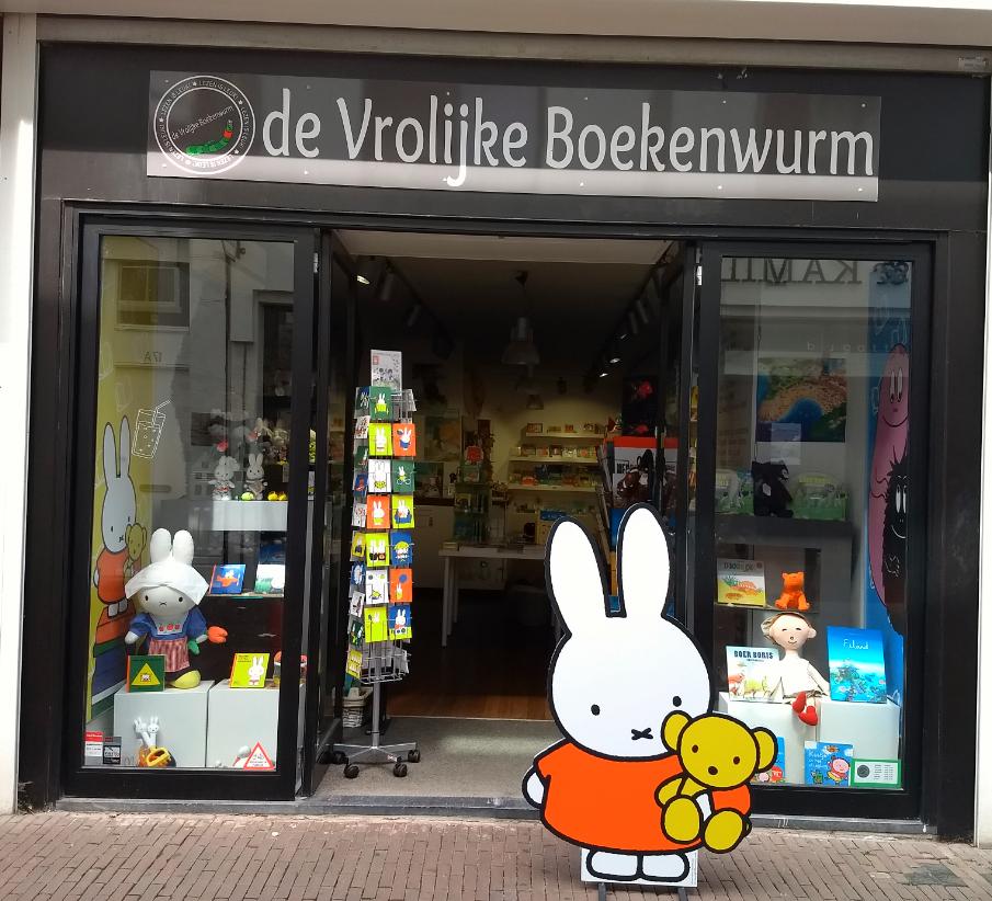 Vooraanzicht ingang de vrolijke boekenwurm met een beeld van nijntje voor de ingang