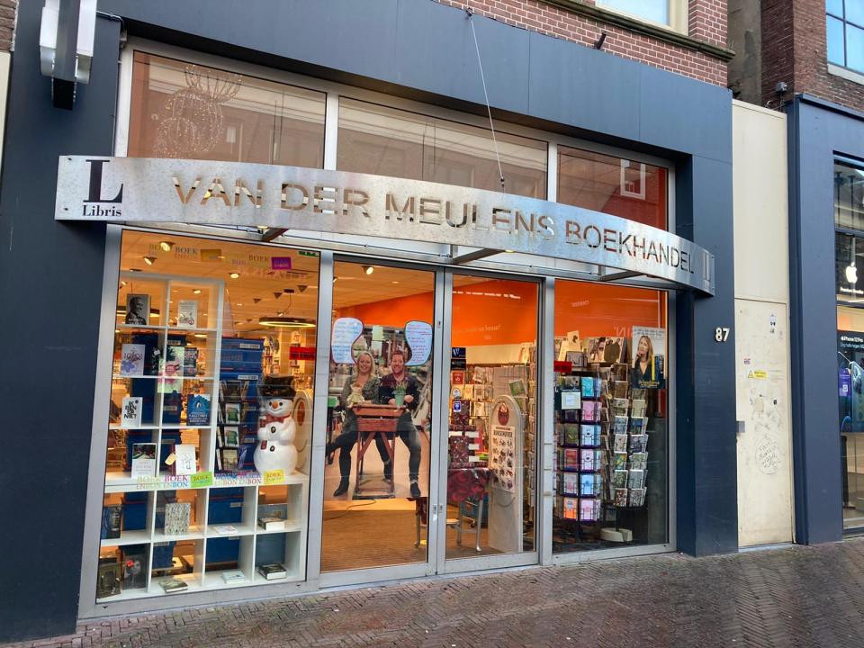 Vooraanzicht boekenwinkel van der meulen met ramen
