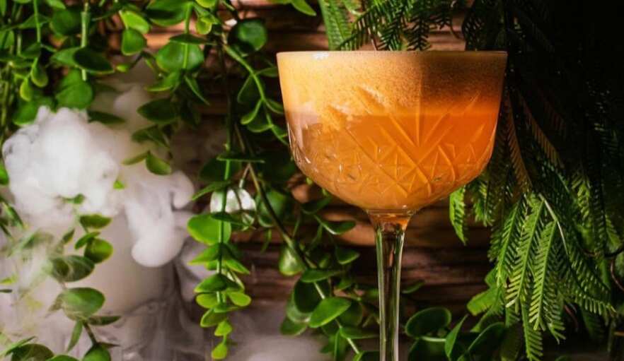 oranje cocktail met rook op de achtergrond