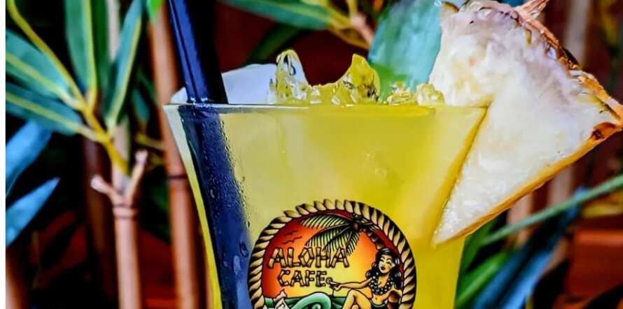 gele cocktail bij aloha café in Alkmaar