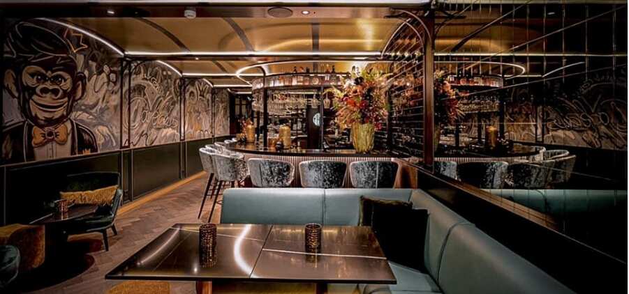 binnen bij mr. gold met een bar op de achtergrond