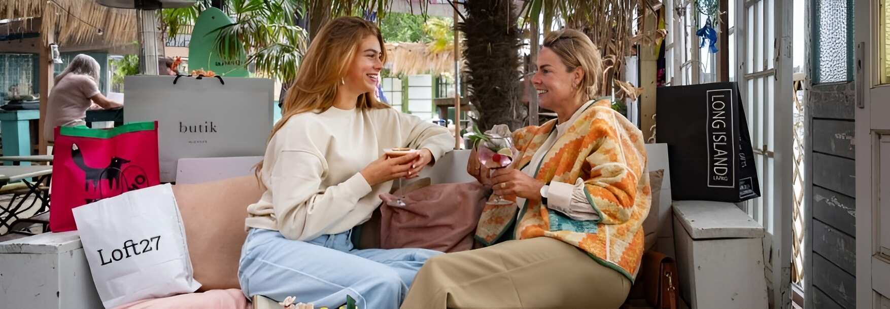 moeder en dochter op een bankje met een cocktail