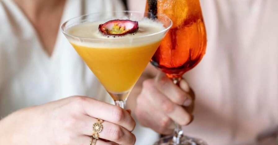 Proosten met twee verschillende cocktails