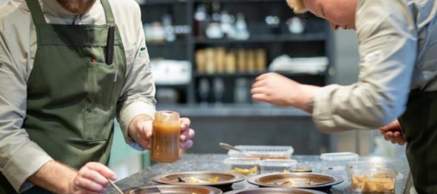 Gerecht bereiden bij Restaurant Neder