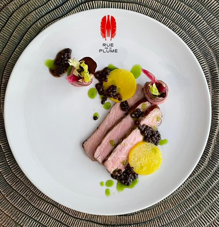 Culinair gerecht met vlees kaviaar bij Rue de la Plume in alkmaar