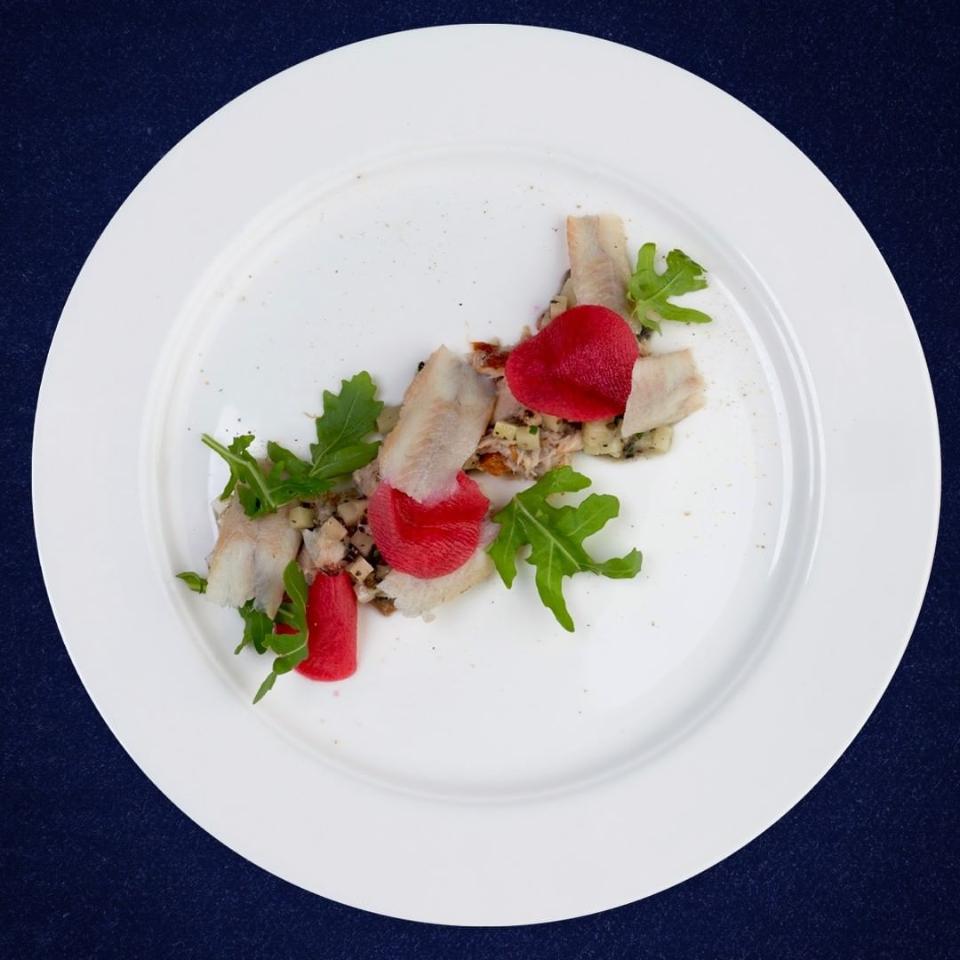 Culinair gerecht met vis en sla bij Restaurant 't Stokpaardje in Alkmaar