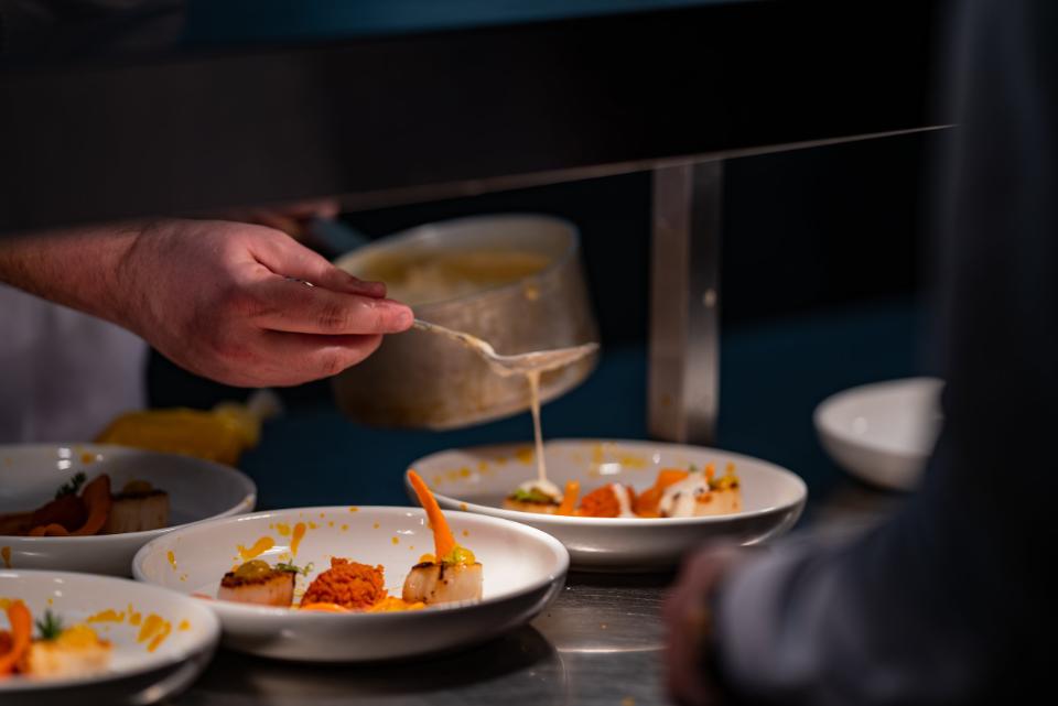 Bereiding van een gerecht bij Restaurant 't Fnidsen