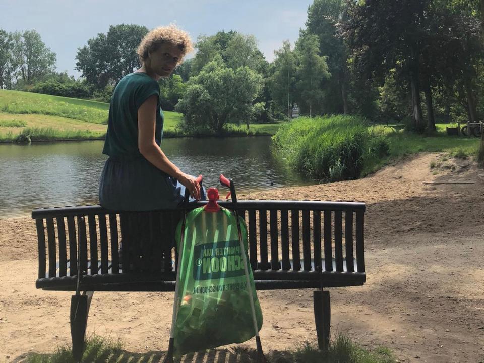 Daphne op een bankje met een vuilniszak