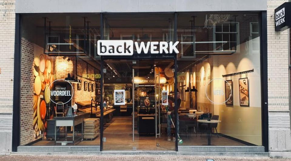 Vooraanzicht van Backwerk in Alkmaar met glazen muren