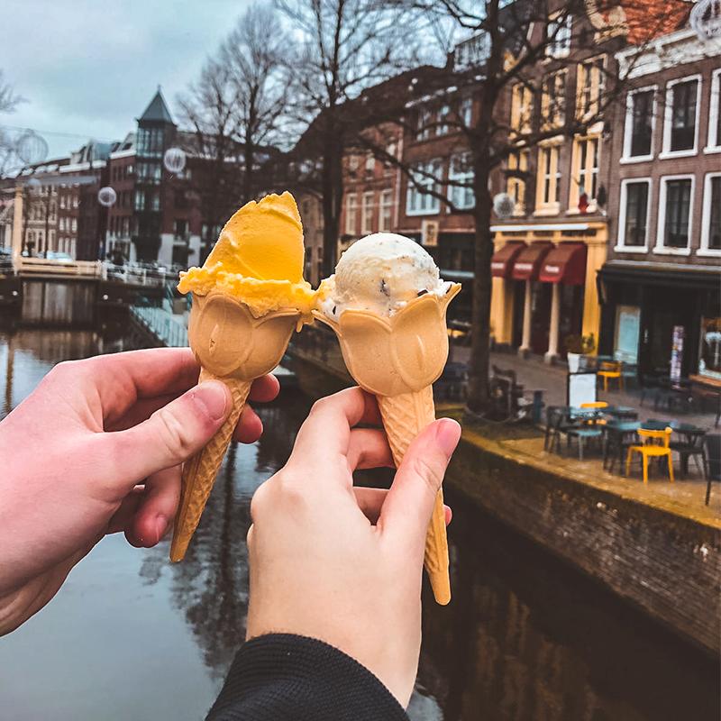 mango en straciatella ijse en op de achtergrond de gracht van alkmaar