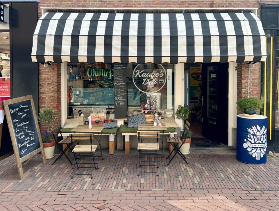 vooraanzicht van kaatjes deli in Alkmaar met tafel en stoelen