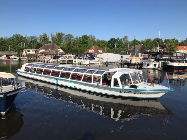 Buitenaanzicht rondvaartboot met glazen dak