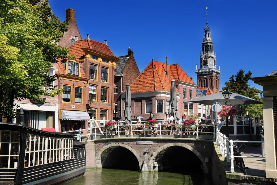 Gracht van alkmaar met stenen brug