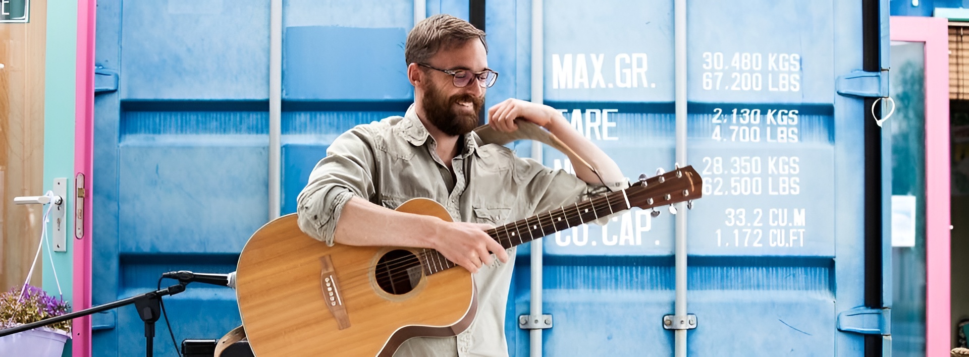 Guy rooks met een houten gitaar