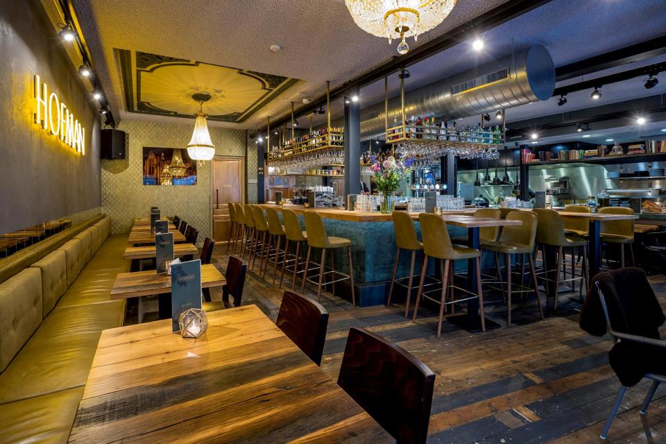 Binnen bij bar restaurant hofman met bar