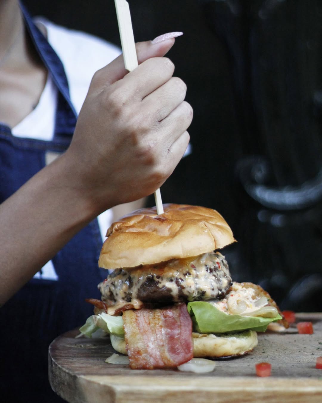 Hamburger op een houtenplank van Restaurant Steak
