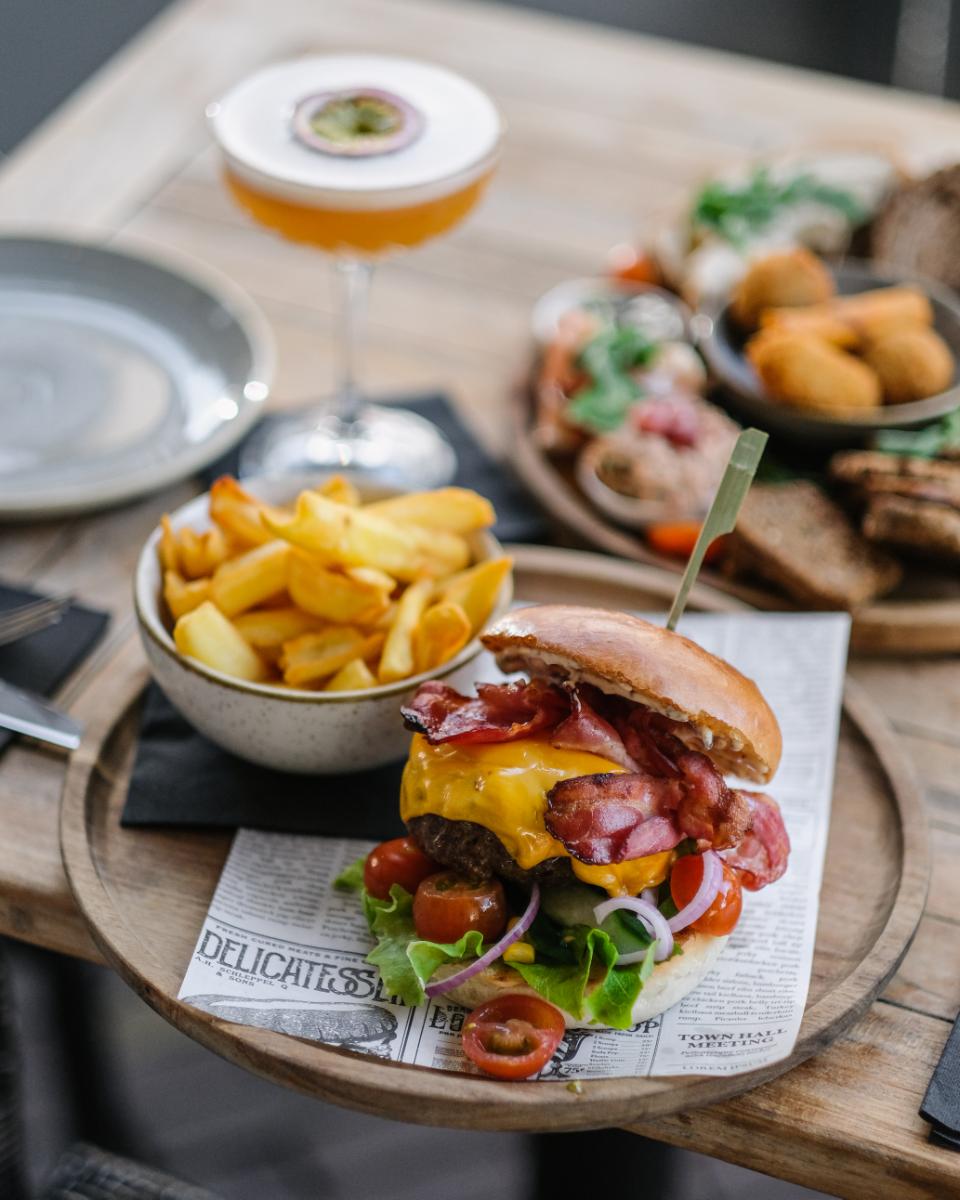 Hamburger met patat en een cocktail