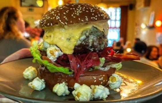 Hamburger met popcorn
