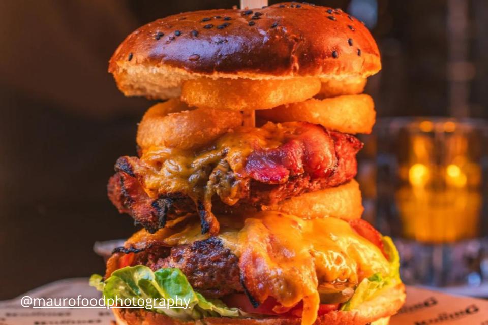 Grote hamburger met uienringen