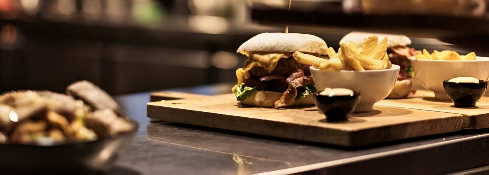 Hamburger met bakje patat en mayonaise