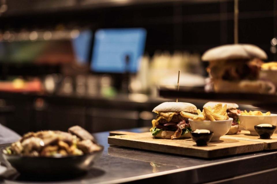 hamburger met bakje patat en mayonaisse op een houten plank