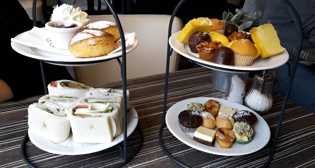 hightea rek met zoete hapjes en broodjes