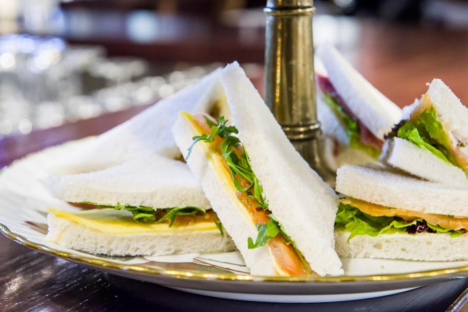 broodjes met zalm, kaas en sla op een hightea bord