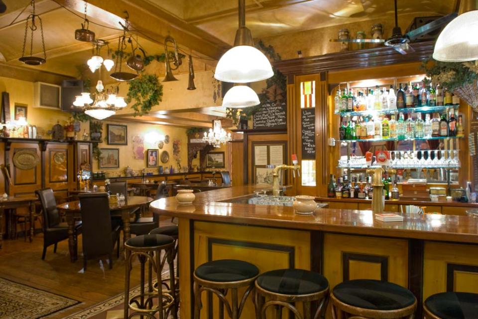 binnen bij restaurant oudejans met een bar