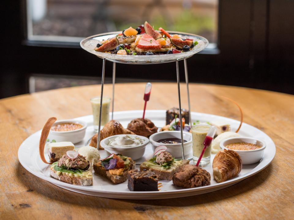 hightea bord met verschillende hapjes