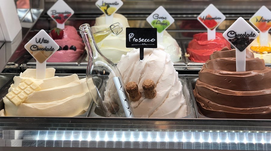 Vitrine met verschillende smaken met ijs van ijssalon Pinoccio