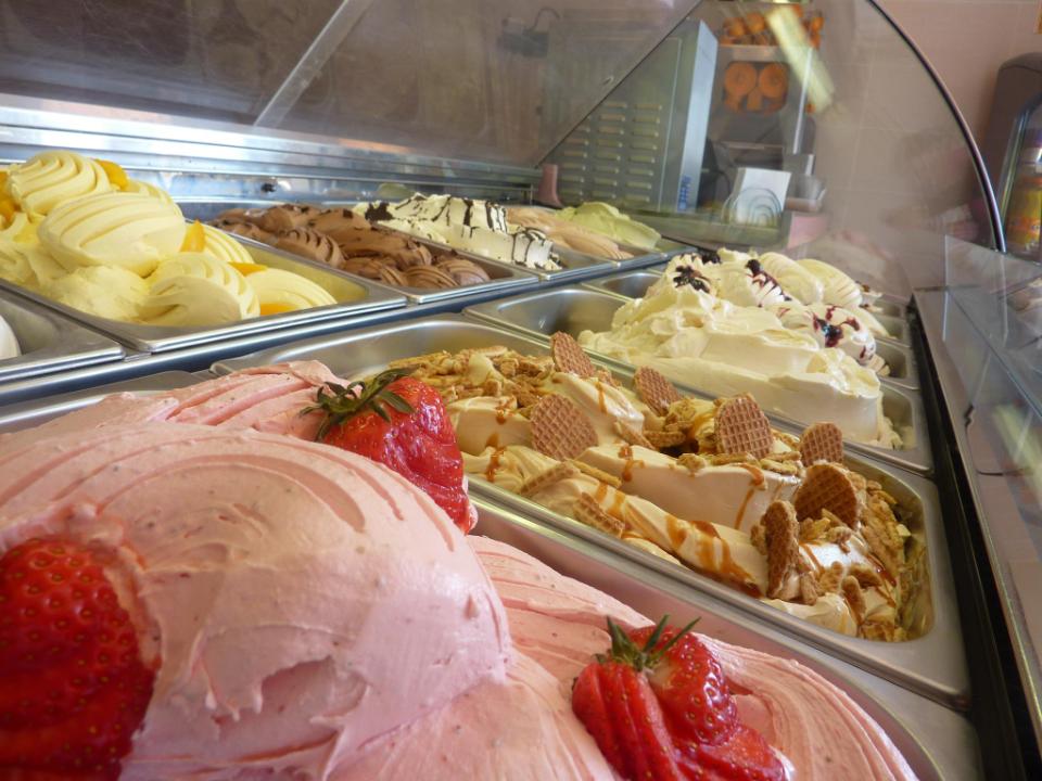 vitrine ijsbak met verschillende smaken ijsjes bij ijssalon delano