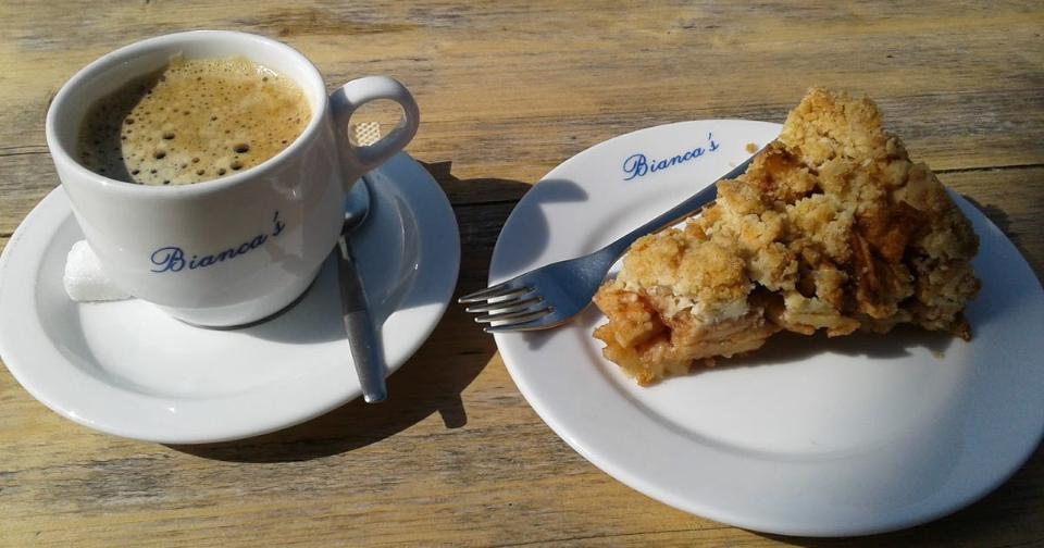 Kopje koffie en appeltaart bij bianca's brasserie