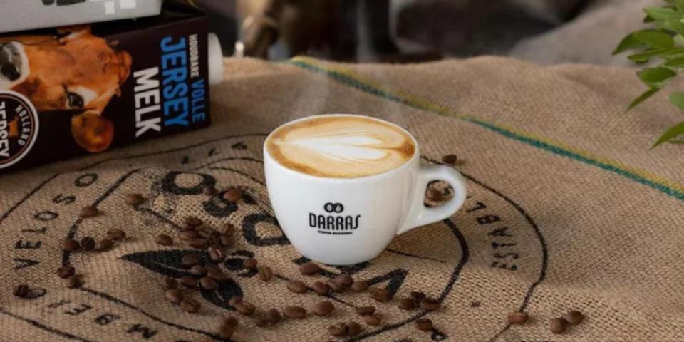 Kopje kofie met het logo van Darras