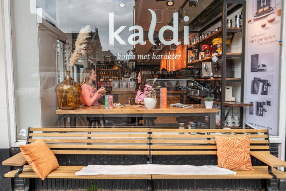 Bankje bij het raam bij Kaldi in Alkmaar
