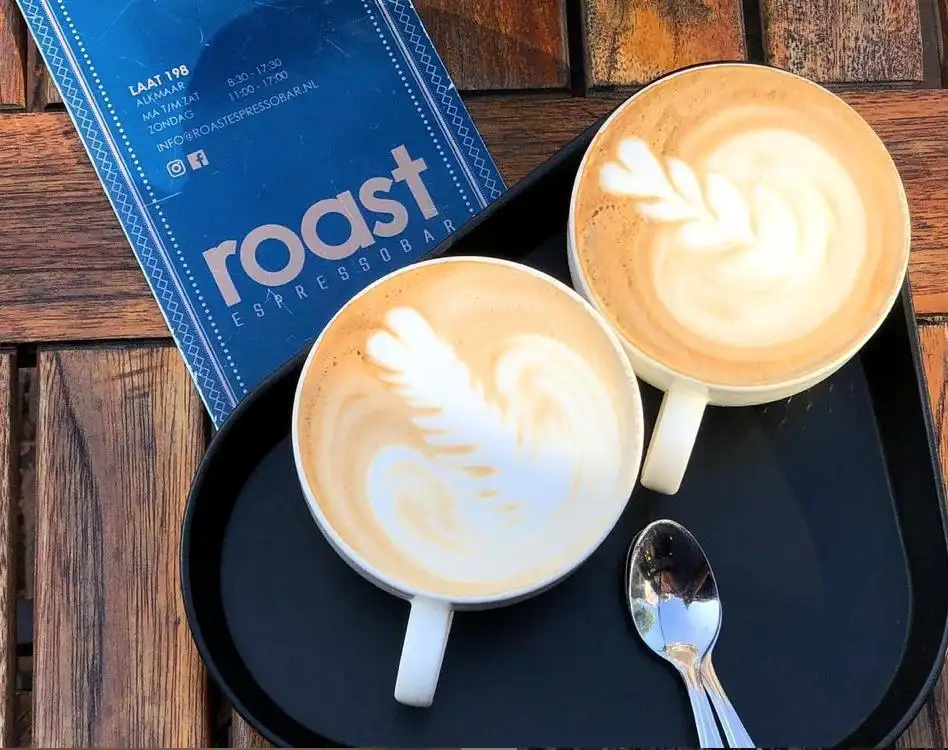 twee cappuchino's bij Roast