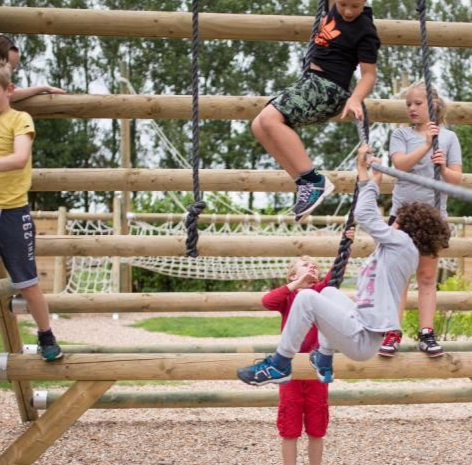 Kinderen op een houtenklimrek
