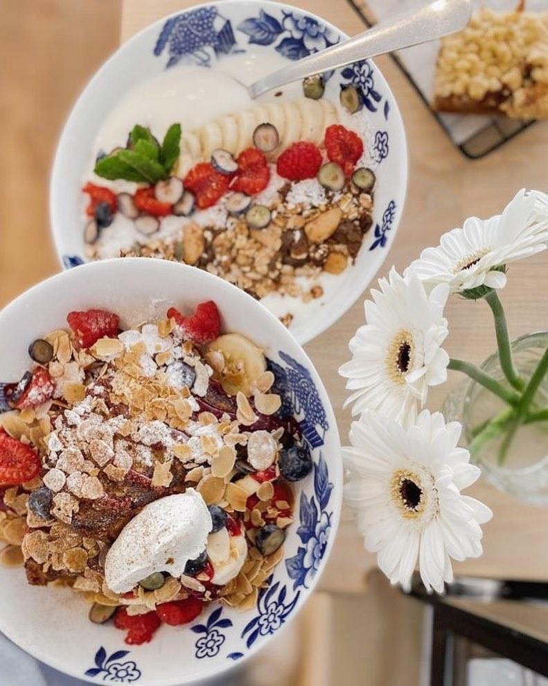 ontbijtschaaltjes met fruit, yoghurt en cruesli