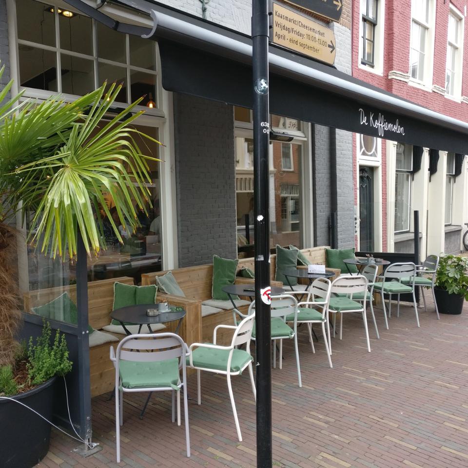 terras met stoelen en tafels bij de koffiemolen