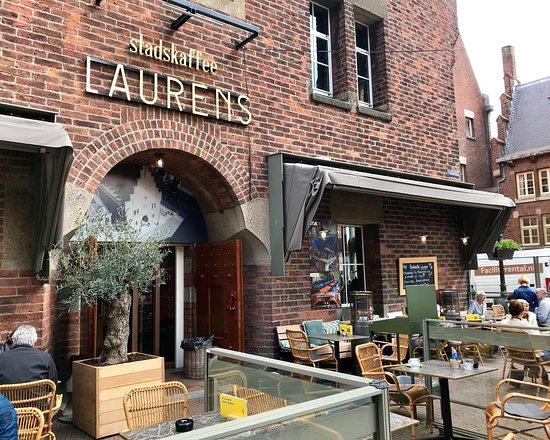 vooraanzicht bij stadskaffee laurens met tafels en stoelen op het terras