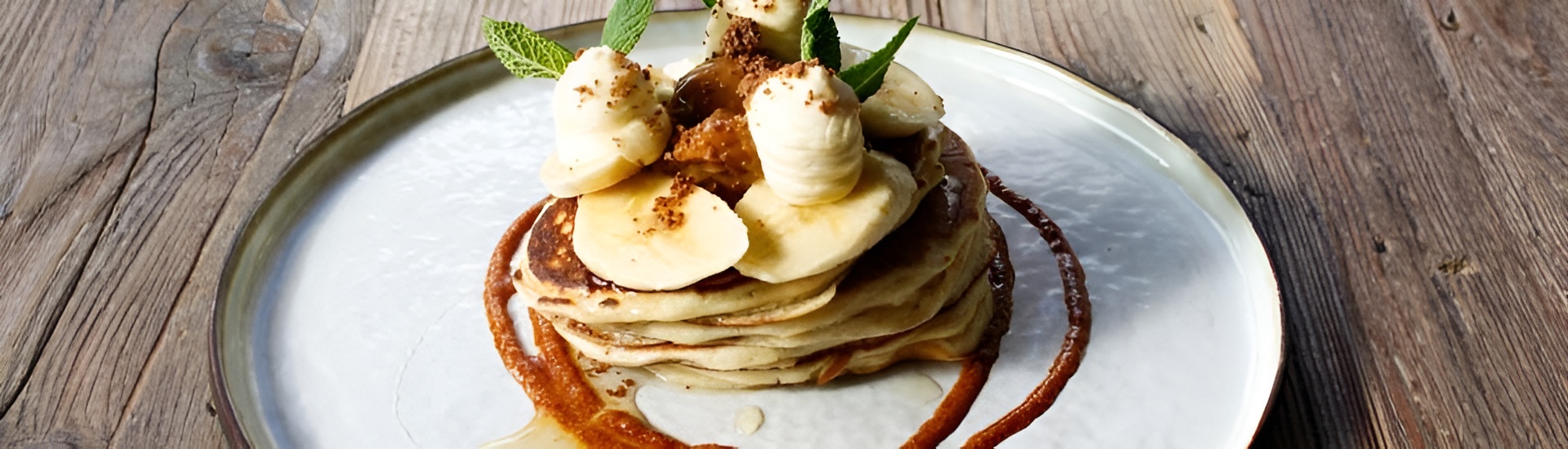 Opgestapelde pannenkoeken met banaan en vanilleijs