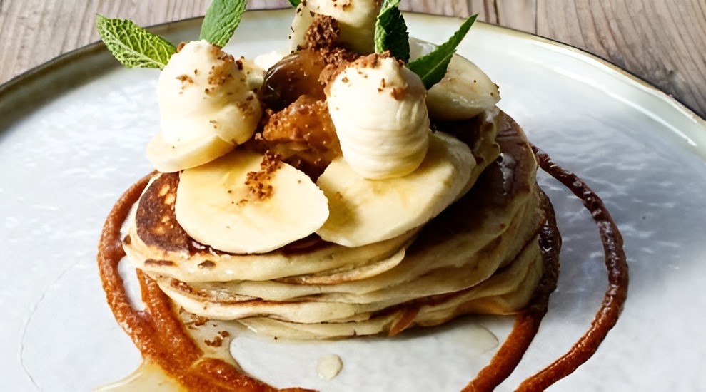 Opgestapelde pannenkoeken met banaan en vanilleijs