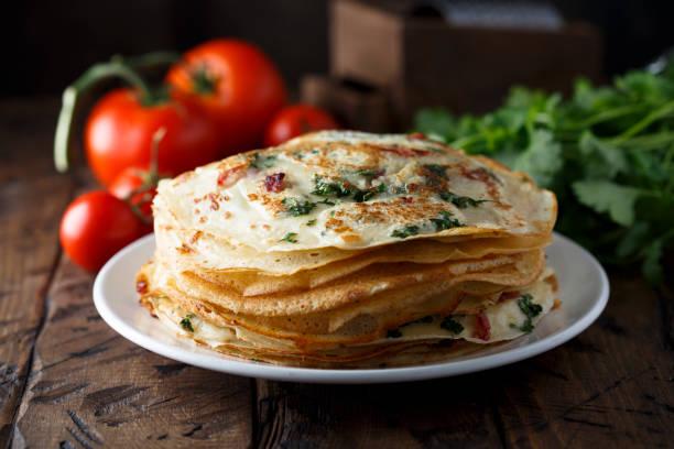 stapel pannenkoeken met tomaat en kaas