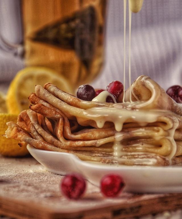 Stapel pannenkoeken met honing