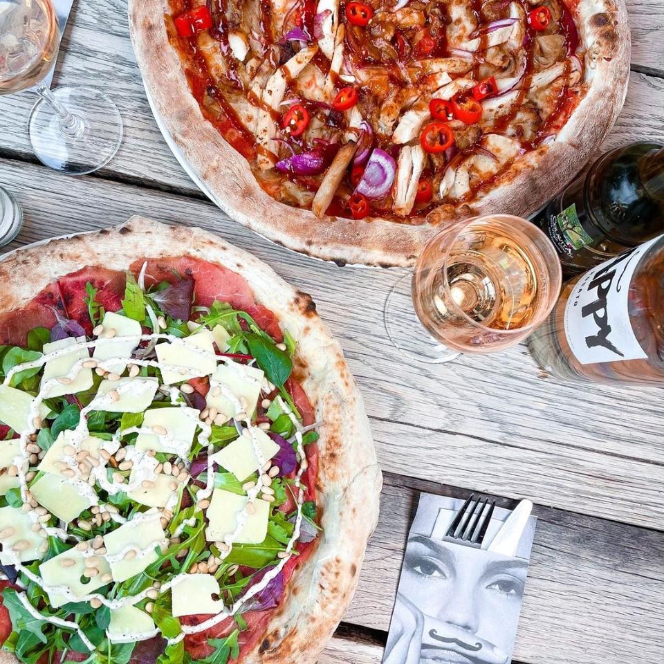 bovenaanzicht pizza carpaccio en pizza kip