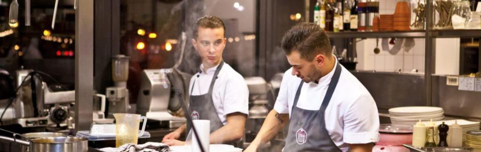 koks pizza aan het maken in de keuken bij Vito Alkmaar